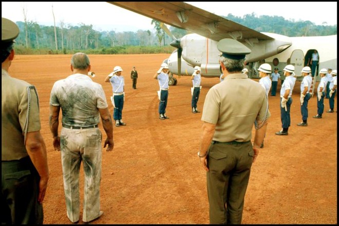 Figueiredo, durante viagem, sujo de graxa |
