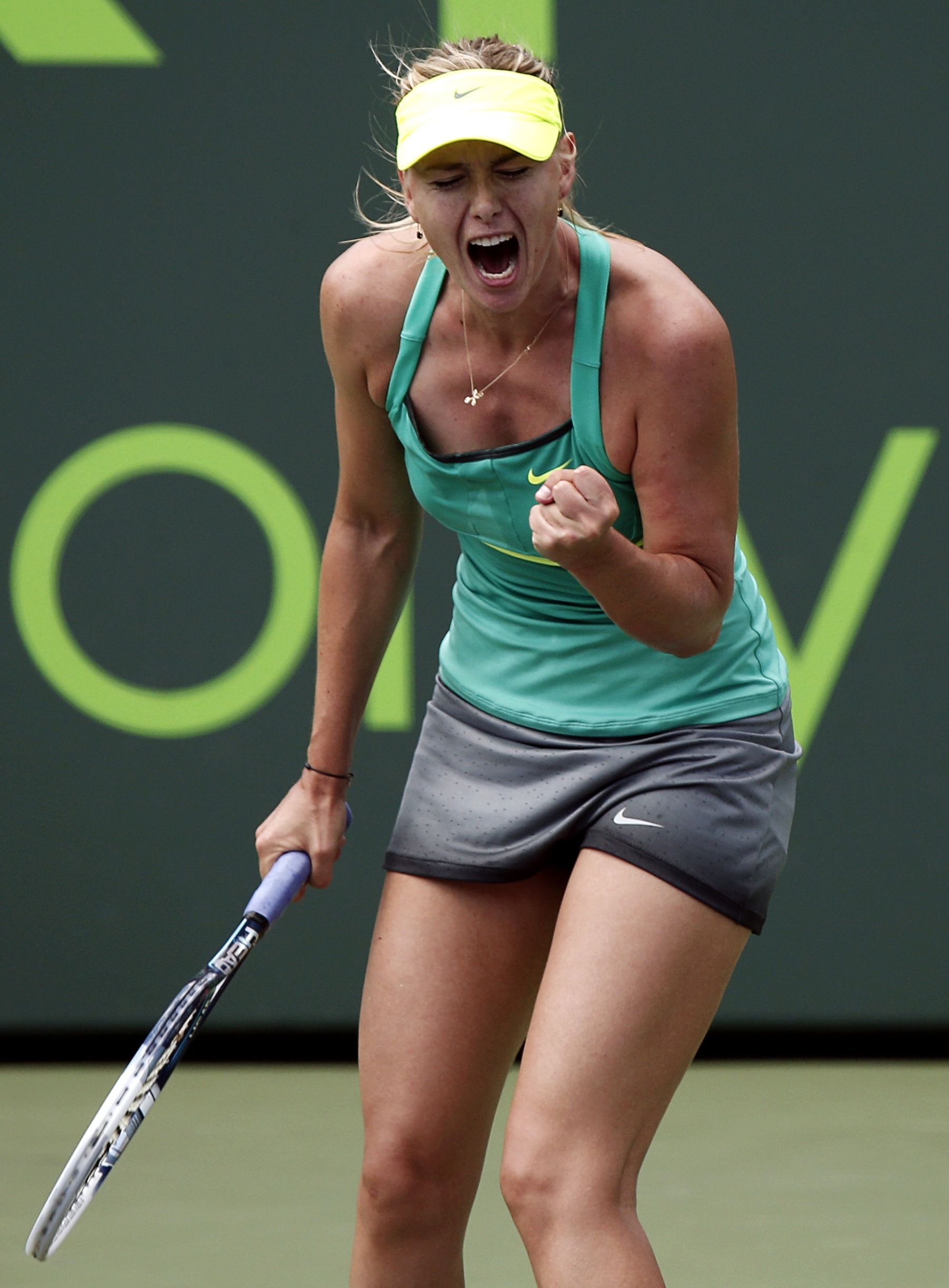 Maria Sharapova vibra durante vitória por 2 sets a 0 sobre a russa Elena Vesninao na terceira rodada do Torneio de Miami. | Reuters
