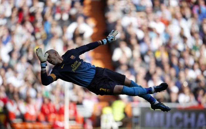 O goleiro Vítor Valdés em atuação momentos antes de ser expulso |