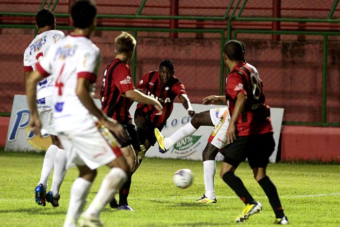 Gol de Douglas Coutinho nos acréscimos garantiu a vitória do Atlético diante do Paranavaí | Ivan Amorim / Gazeta do Povo