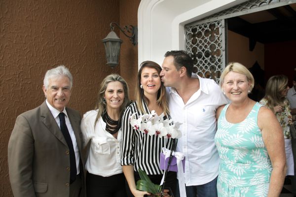Deputada eleita do Parlamento Italiano, Renata Bueno (de listras) recebe o carinho do marido, o ex-vereador Juliano Borghetti, a cunhada e deputada federal Cida Borghetti e seus pais, Rose e Rubens Bueno, no coquetel em sua homenagem, ontem, no Centro Europeu da Rua Brigadeiro Franco | Julio Cesar Souza