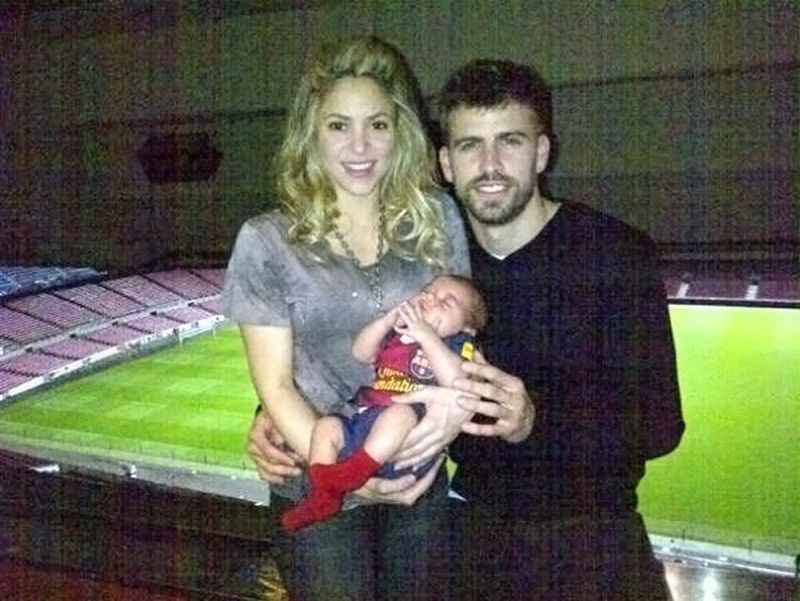 Fotografia publicada no Twitter de Shakira, Piqué e o pequeno Milan | EFE