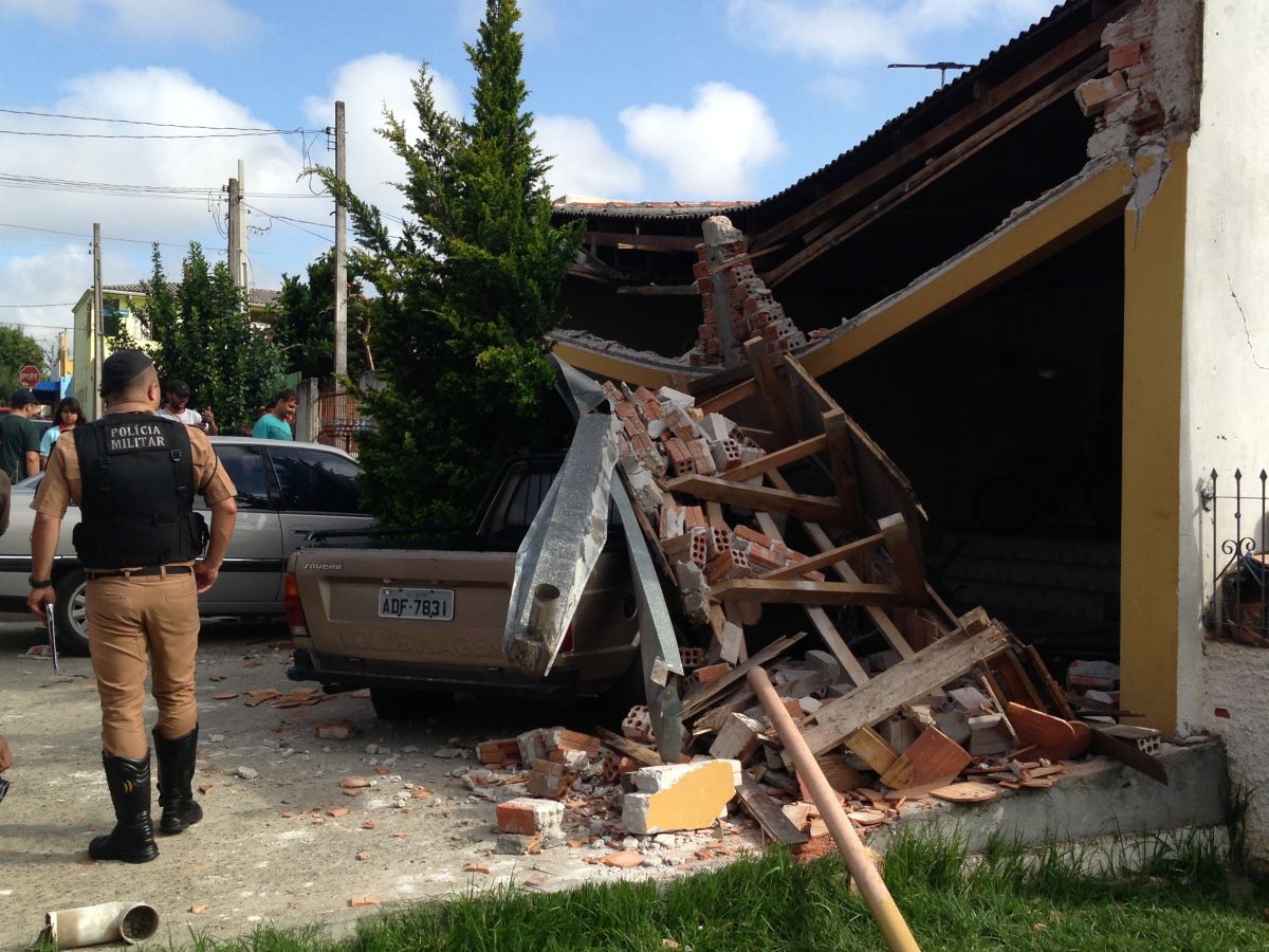 Caminhonete invadiu a garagem onde crianças brincavam | Francine de Souza