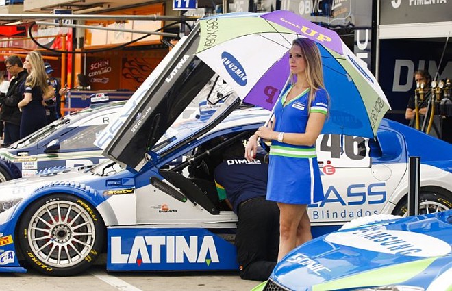 Grid girl durante a prova de Stock Car em Curitiba |