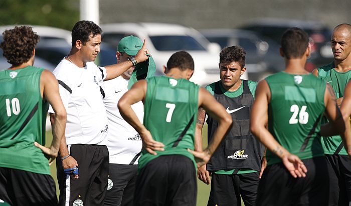 Técnico Marquinhos Santos orienta o time do Coritiba antes da decisão do primeiro turno com o Londrina | Hugo Harada / Gazeta do Povo