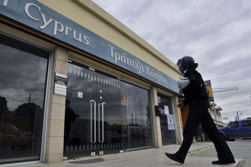 Segurança aproxima-se de agência do Banco de Chipre, fechada devido a um feriado bancário | Yiannis Nissiotis/Reuters