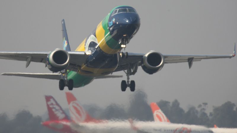 Os aparelhos eletrônicos interefem mesmo no funcionamento do avião? Nem a Anac tem certeza | Jonathan Campos, Gazeta do Povo