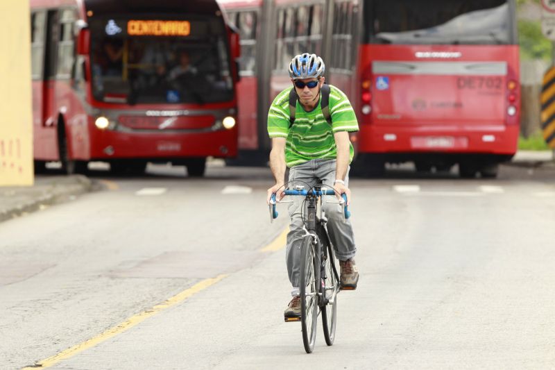 Ciclistas procuram as canaletas onde não há ciclovia: cena pode deixar de ser comum em Curitiba caso projeto de lei seja aprovado | Antônio More/ Gazeta do Povo