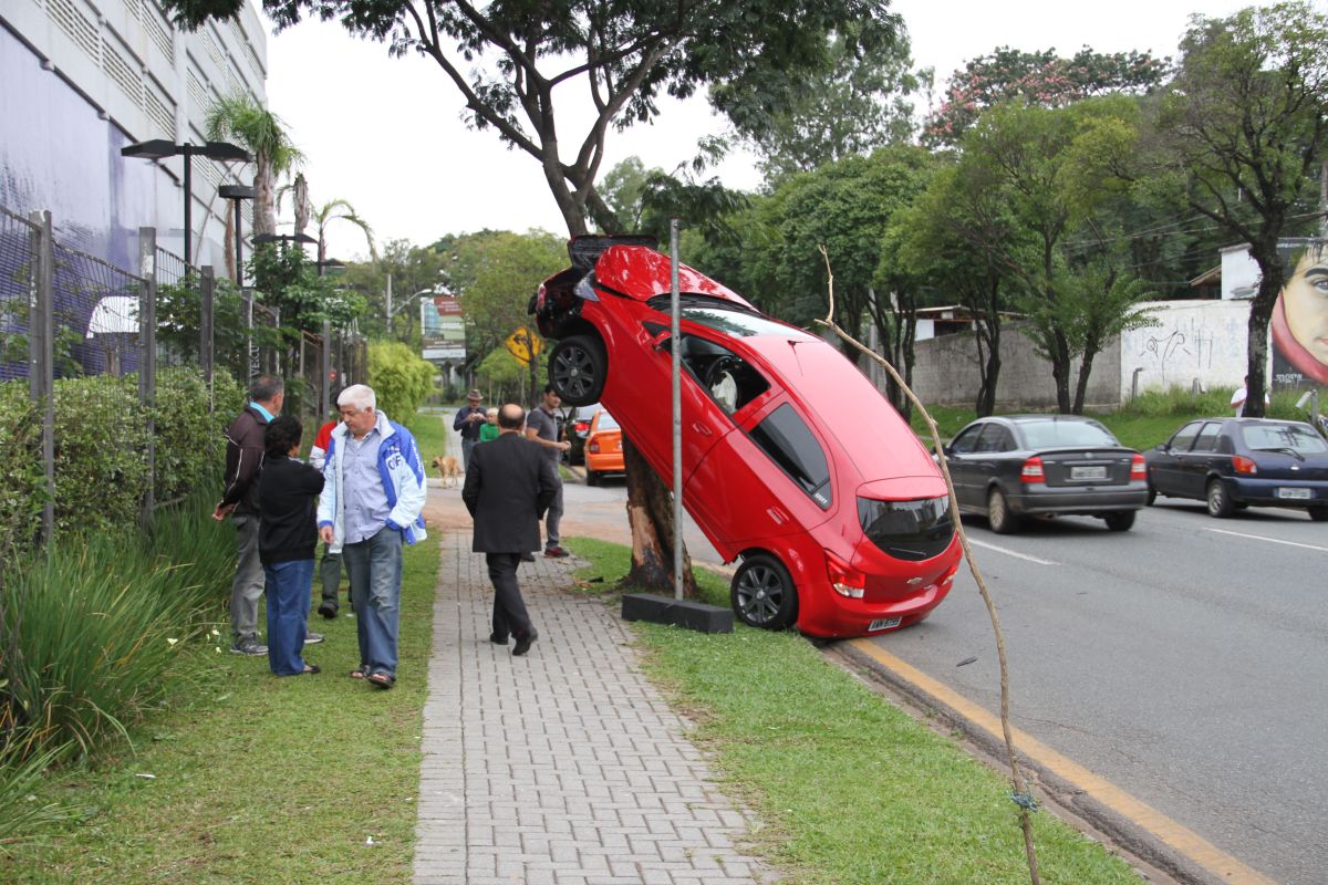 Carro "subiu" em árvore na Rua Itacolomi, no Portão, na manhã deste domingo | Gerson Klaina / Tribuna