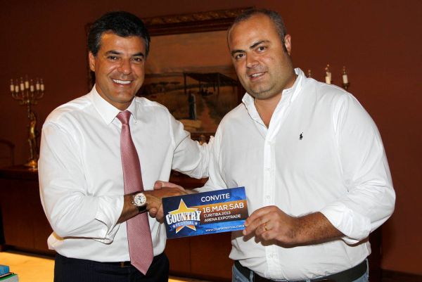 O governador Beto Richa abriu espaço na agenda ontem para receber o empresário João Guilherme Leprevost, que fez questão de entregar-lhe pessoalmente os convites para a sétima edição do Country Festival, que ocorre dia 16 de março, na Arena Expotrade, em Pinhais. Beto, que foi às últimas três edições com Fernanda Richa, confirmou presença | Orlando Kisnner