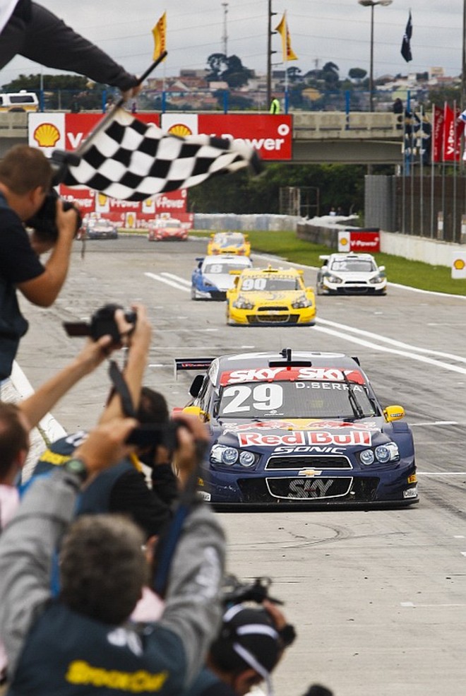 Vitória de Daniel Serra foi a segunda da Red Bull na temporada, que havia vencido com Cacá Bueno em Interlagos |