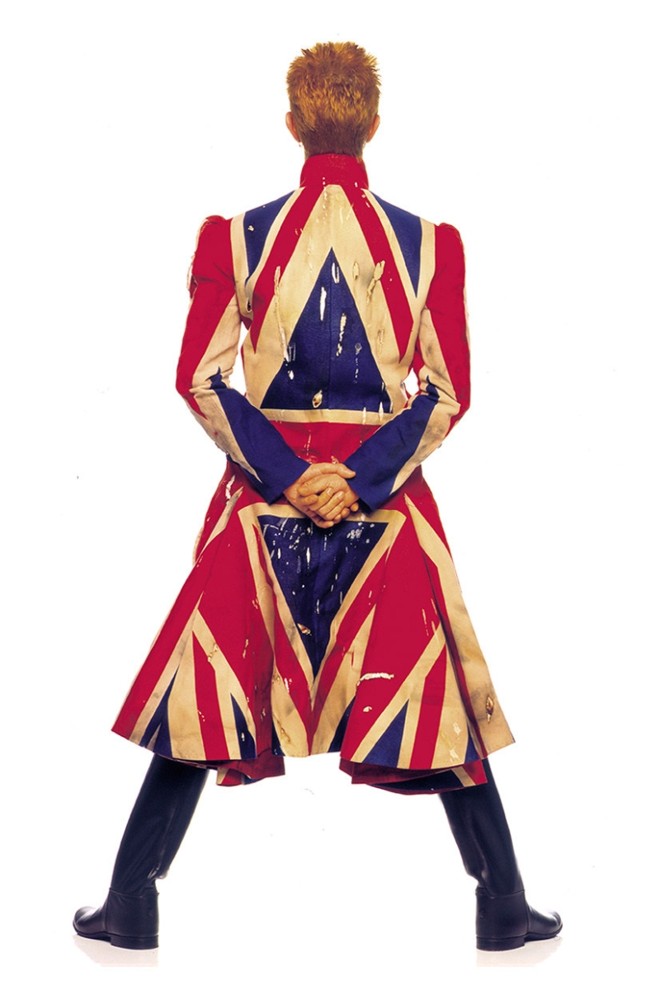 Foto original da capa do álbum Earthlings (1997), em que Bowie usa um sobretudo criado por ele em parceria com o estilista britânico Alexander McQueen |