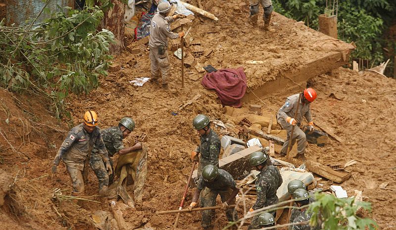Bombeiros ainda trabalham para tentar localizar mais vítimas da tragédia em Petrópolis | Fernando Souza / Agência O Dia