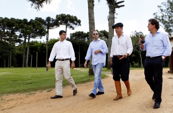 Mariano Lemanski (de óculos), presidente do Conselho Administrativo do GRPCom, recebeu na sexta-feira em sua Cabanha São Rafael, em Balsa Nova, o vice-presidente da New Holland para a América Latina, Alessandro Maritano (à dir.), e o diretor de marketing da empresa, Carlos DArce (1º à esq.). Também na foto, Luiz Mário Azambuja (de boina), administrador da cabanha | Antônio More