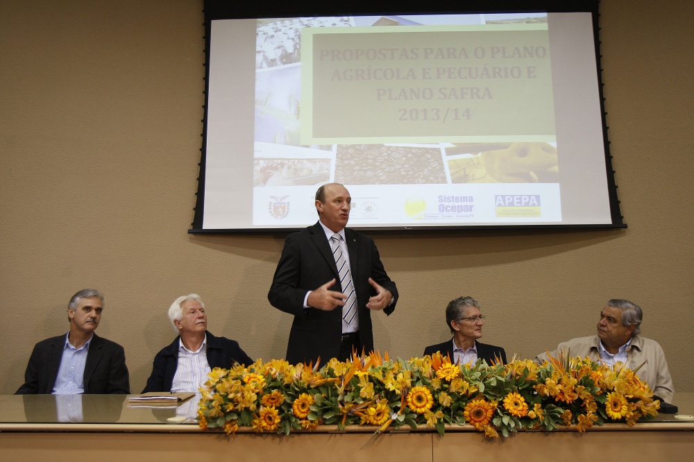 Geller, ao centro, junto com lideranças do agronegócio paranaense. Estado que 30% mais recursos para safra 2013/14. | Jonathan Campos / Gazeta Do Povo