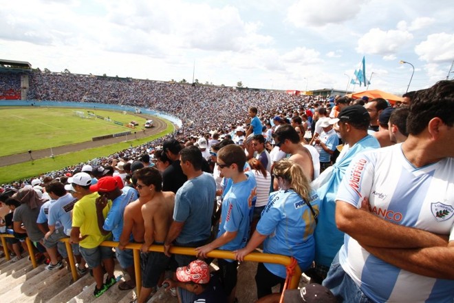 Torcida do Tubarão animada antes da decisão do turno com o Coritiba | 