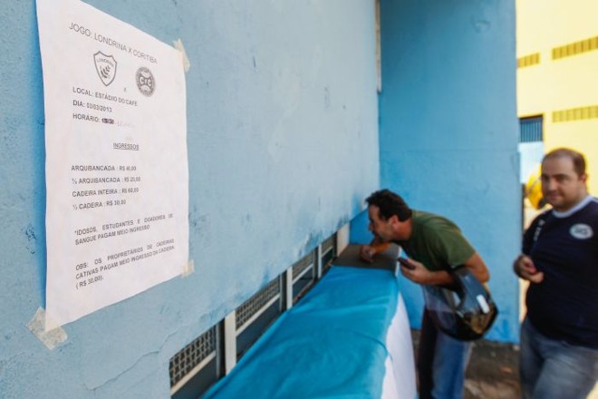 Torcida do Londrina cumpriu a meta proposta por dirigente de botar 20 mmil pessoas no Café |