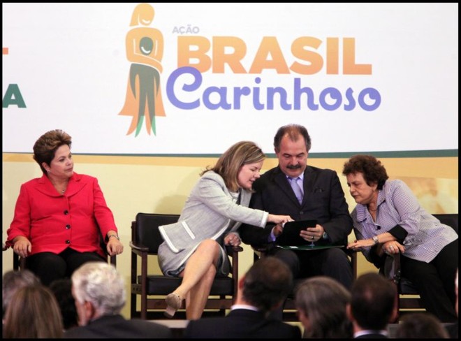 Dilma olha ministros em cerimônia no Planalto. |