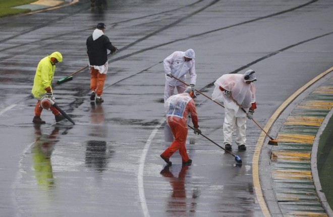Fiscais de prova tiveram muito trabalho para tentar tirar a água do circuito de Melbourne no treino classificatório | 