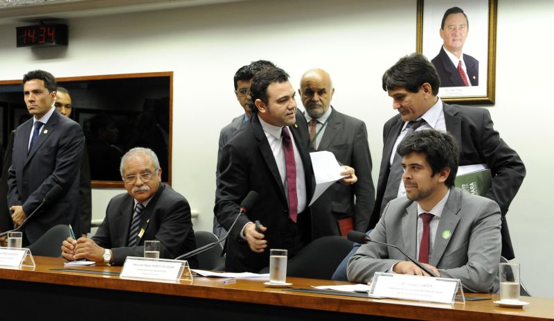 O deputado pastor Marco Feliciano (em pé de gravata roxa) permaneceu por apenas oito minutos presidindo a reunião da Comissão de Direitos Humanos na tarde desta quarta-feira (20) | Alexandra Martins / Câmara dos Deputados