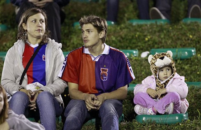 Torcida paranista encara o frio para asssitir a partida contra o Operário no Ecoestádio | 