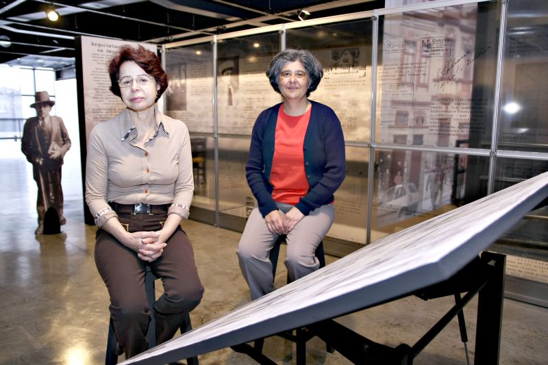 Zulmara Posse e Elizabeth Amorim na exposição sobre obra de Eduardo Chaves, no Memorial de Curitiba | André Rodrigues/ Gazeta do Povo