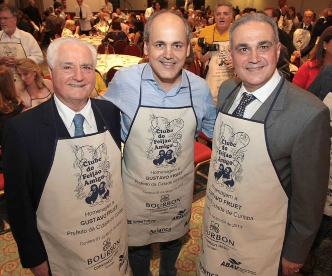 O prefeito Gustavo Fruet foi homenageado pelo Clube do Feijão Amigo durante o jantar promovido na última sexta-feira no Hotel Bourbon. Os anfitriões foram os empresários Alceu Vezozzo e Alceu Filho |