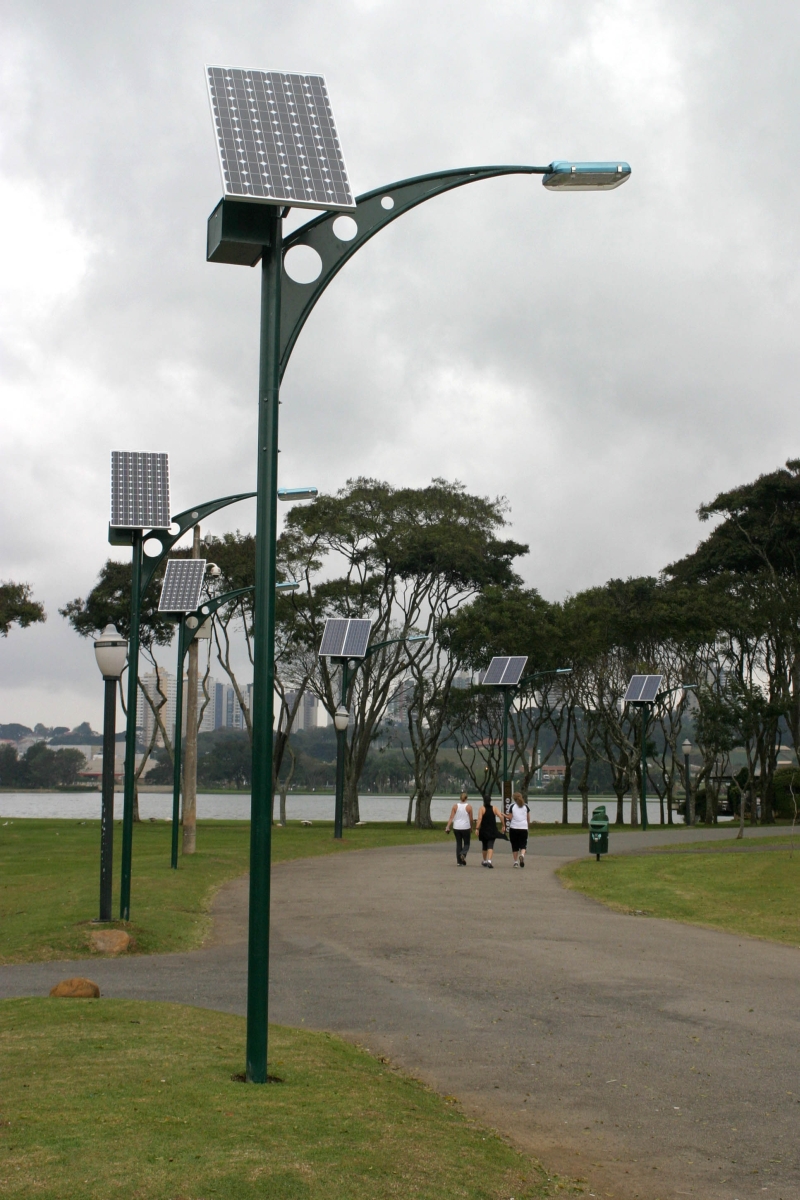 Postes públicos solares no Parque Barigui, em Curitiba: Brasil quer ser autossustentável em energia do sol | Valdecir Galor/SMCS