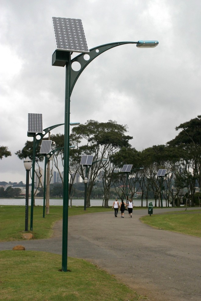 Postes públicos solares no Parque Barigui, em Curitiba: Brasil quer ser autossustentável em energia do sol | Valdecir Galor/SMCS