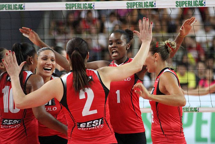Jogadoras do Sesi comemoram ponto na vitória sobre o Praia Grande que valeu vaga à semifinal | Alexandre Arruda / CBV