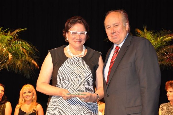 Na 10ª edição do Prêmio Mulheres de Destaque, que teve como palco o Teatro Fernanda Montenegro, do Shopping Novo Batel, Eunice Scheer, presidente da Apep, recebe a láurea do empresário e cônsul honorário do Chile, Luiz Celso Branco |