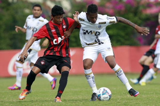 Renato tenta roubar a bola na vitória atleticana sobre o Operário |