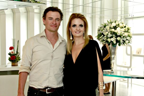 A designer Sílvia Doring com o arquiteto Maurício Melara, responsável pelo projeto de sua nova loja, inaugurada com movimentado coquetel na última terça-feira na Casa Cabral, na Rua Bom Jesus | Patrícia Klemtz/f22 Studio