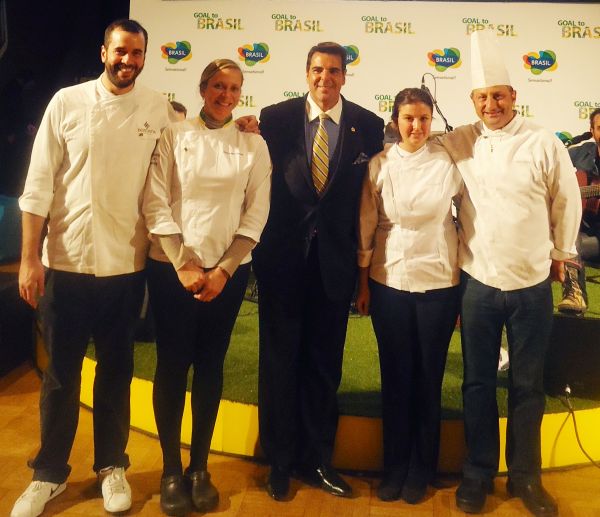 O chef Celso Freire e sua filha Gabriela (ambos à dir.) com os chefs Bruno Cabral e Mônica Rangel e o diretor de produtos e destinos da Embratur, Marco Lomanto, no Goal to Brasil, realizado em Londres | Juan Corbalan