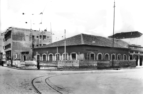 Armazém Zacarias na esquina da Rua Dr. Murici, na época em que foi demolido para dar lugar ao prédio que abrigou o Cine Luz. Foto de 1938 | Acervo Cid Destefani