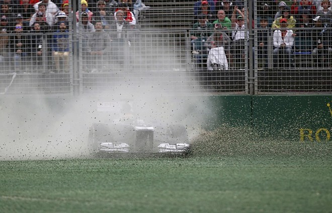 Pastor Maldonado passa reto e passeia na caixa de brita, abandonando a prova | 