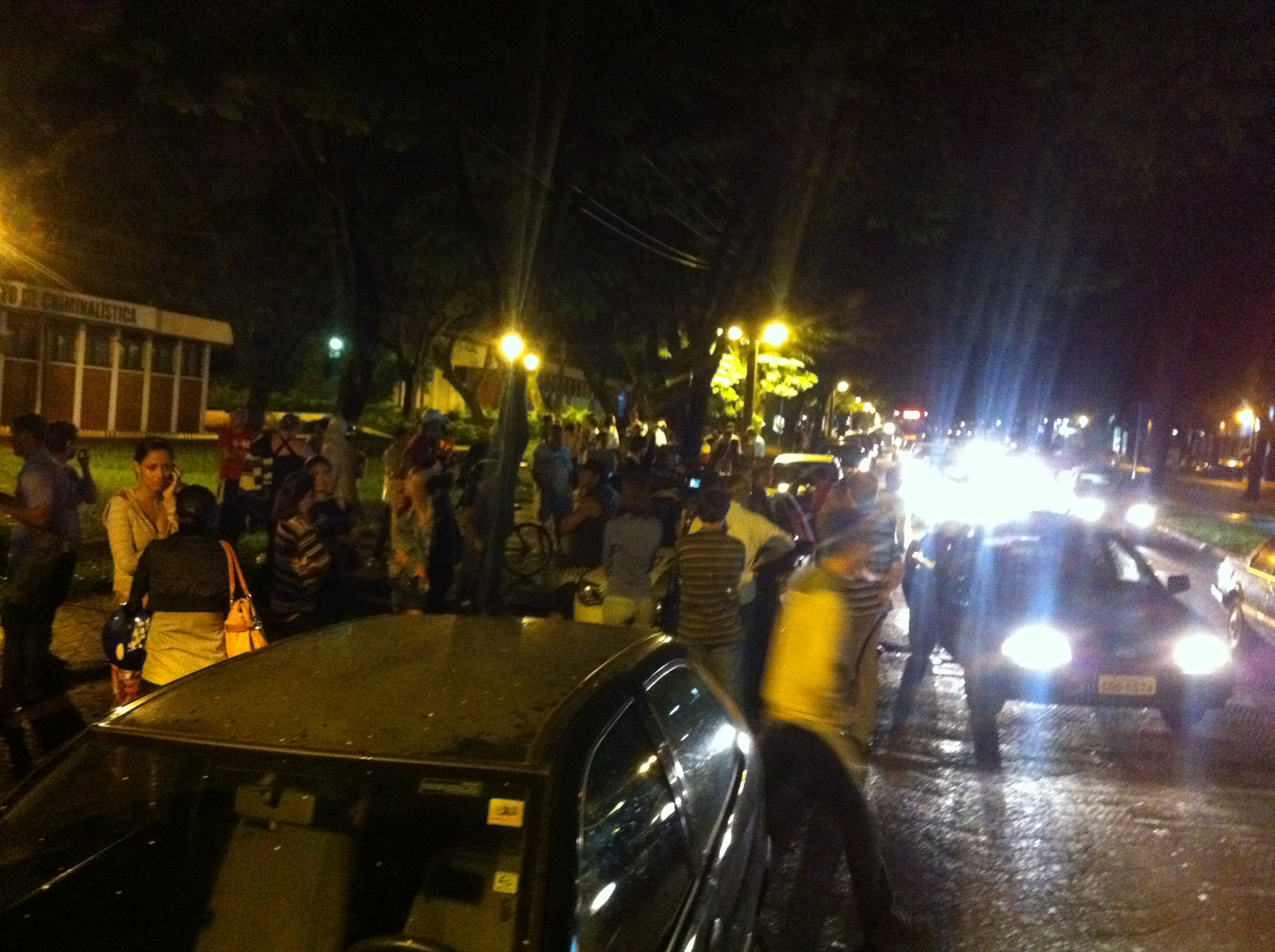 Mais de 200 pessoas acompanhavam a rebelião por volta das 22h30 | William Kayser / Gazeta Maringá