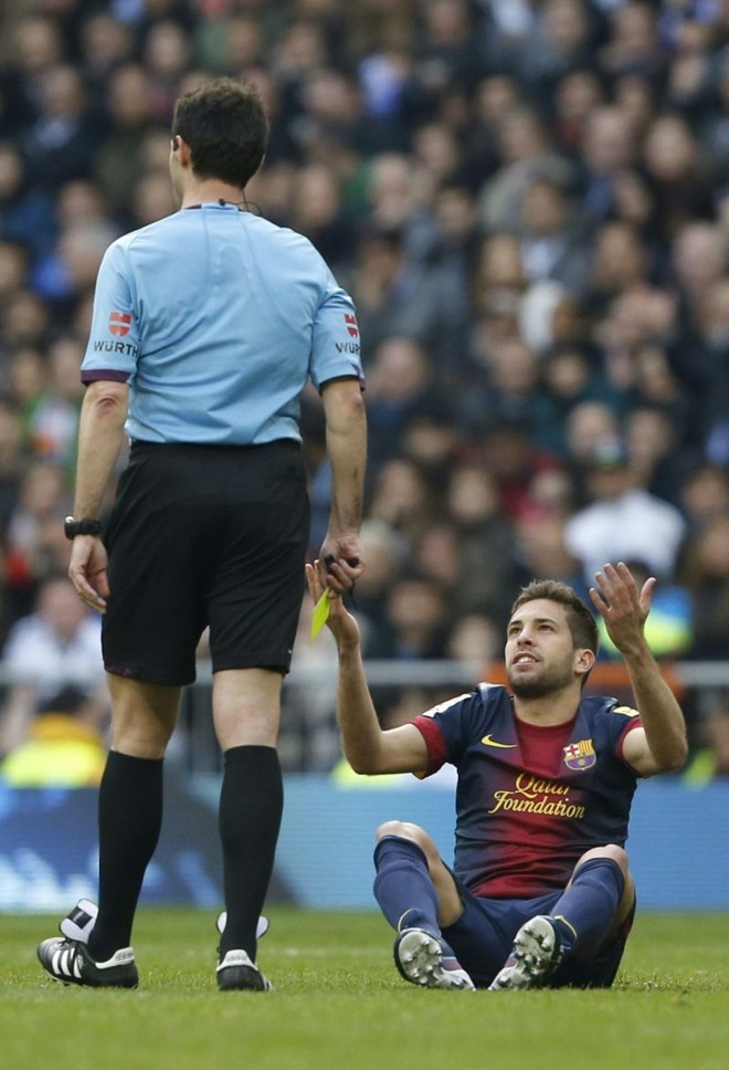 Jordi Alba reclama da marcação do árbitro Pérez Lasa |