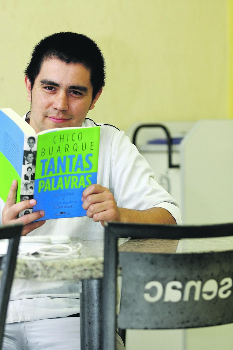 Abraham folheia a biografia de Chico Buarque na lanchonete: paixão pela música brasileira | André Rodrigues/Gazeta do Povo