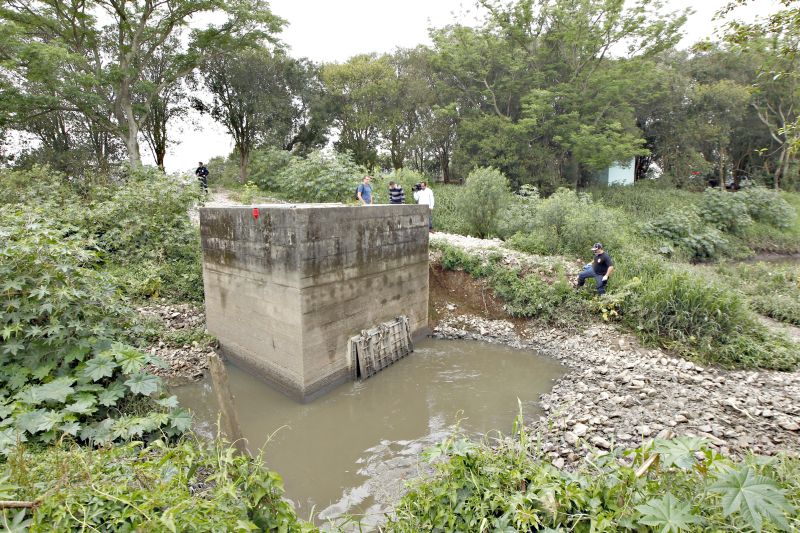 Em setembro de 2012, os policiais flagraram o despejo de esgoto no rio na Estação Belém, em Curitiba | Daniel Castellano/ Arquivo/ Gazeta do Povo
