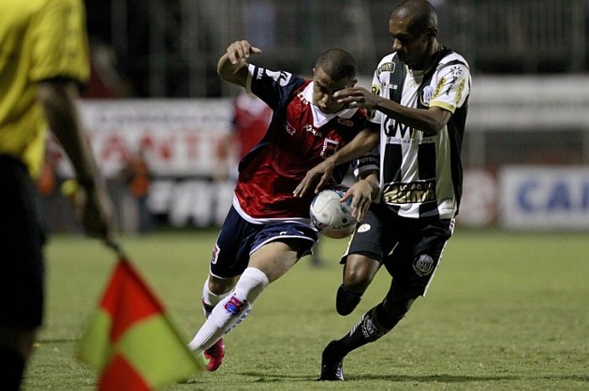 Carlinhos puxa o ataque paranista diante do Operário | 
