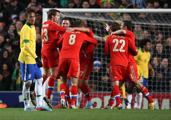 Russos comemoram o gol de Fayzulin, que abriu o placar no amistoso com o Brasil |