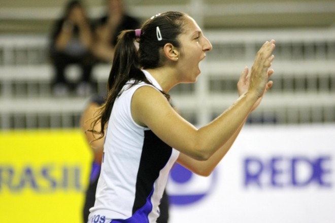 Vale vaga: O terceiro e decisivo jogo entre Vôlei Amil/Campinas e Pinheiros será realizado em Campinas, com a série empatada em 1 a 1. Terceiro colocado da fase de classificação, o time da casa chegou a largar na frente nas quartas de final, mas permitiu a reação da equipe de Carol (foto) no duelo seguinte. O Pinheiros foi o sexto na primeira fase | Alexandre Arruda/CBV