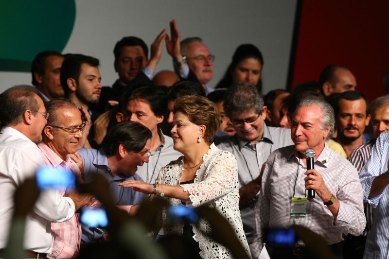 Dilma: "O PMDB me ajuda a governar e, sobretudo, me deu uma de suas maiores contribuições: o vice-presidente Michel Temer" | Alan Marques/Folhapress