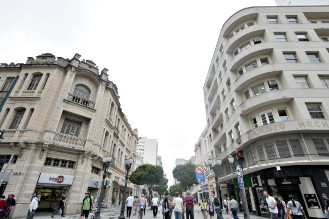 Palacete Lustosa, na Rua XV de Novembro esquina com Rua Barão do Rio Branco. Projeto arquitetônico de 1925. Edifício eclético, de uso misto. À direita, Edifício Carvalho Loureiro, projeto arquitetônico de 1940. Edifício de sete pavimentos, projetado e calculado por Eduardo Fernando Chaves, com linguagem modernista. São dois edifícios com linguagens diferentes e com apenas 15 anos de diferença entre eles |
