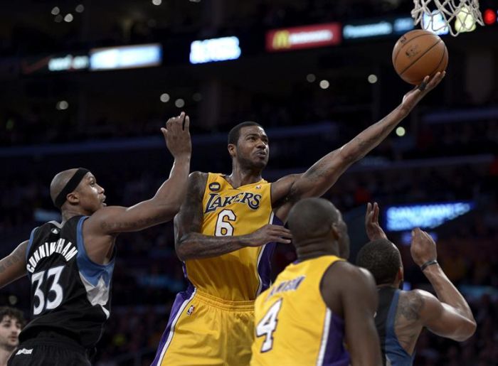 Earl Clark vai para a cesta na vitória do Lakers sobre o Timberwolves em Los Angeles | Paul Buck / EFE