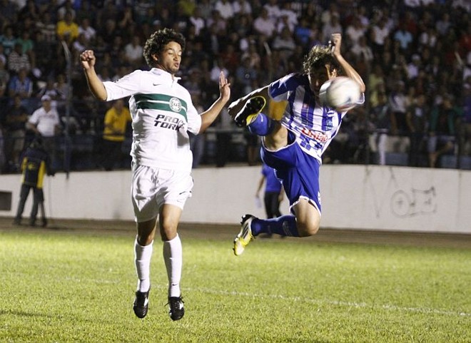 Arthur tenta jogada aérea contra o Nacional | 