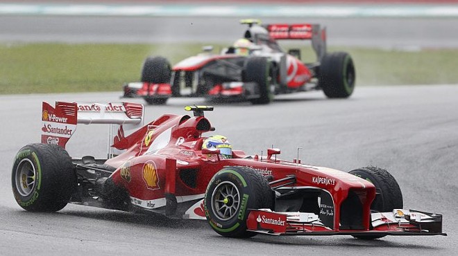 Felipe Massa, que terminou a prova em quinto, com Sergio Perez ao fundo | 