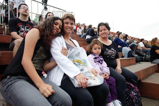 A técnica em enfermagem Beatriz Dias (no canto direito) trouxe a família para assistir ao show do Ruído/mm. Da esquerda para a direita, Yasmin, Elisabeth e Alanis Dias. |