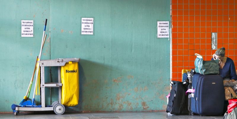 Passageira aguarda ônibus em local improvisado: obras causam transtornos aos usuários | Hugo Harada/ Gazeta do Povo